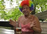 VIDEO Herec si v růžových šatičkách udělal legraci z gayů. Natočil reklamu na teplý Staropramen